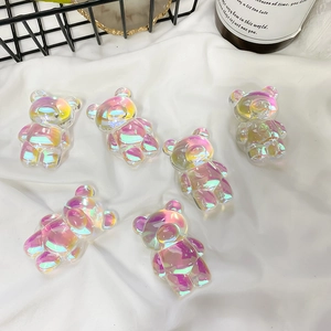 Nahaufnahme der schillernden Aurora-Bären-Handyhalter mit einem regenbogenfarbenen Finish