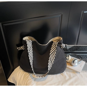Détails du sac fourre-tout plissé noir avec large bandoulière tissée et grande capacité