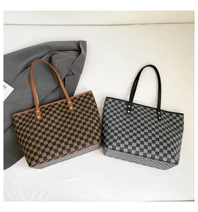 Dettaglio di borse tote a scacchi in marrone e grigio con spalline sottili in pelle