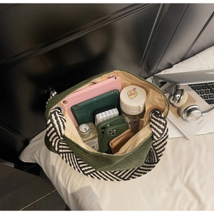 Vue intérieure du grand sac cabas en velours vert avec tablette et accessoires