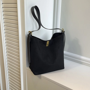 Sac seau noir avec fermoir rotatif doré et bandoulière en cuir réglable