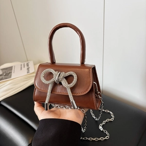 Mini sac bandoulière marron avec nœud en strass et chaîne argentée pour femme