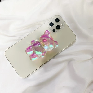 Detailansicht des 3D-Hologramm-Bären-Handyhalters mit glänzendem Farbverlauf auf dem Smartphone