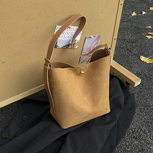 Sac seau en daim marron avec fermoir tournant doré et bandoulière réglable pour femmes