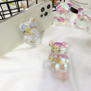Nahaufnahme eines 3D-Bären-Handyhalters mit buntem Laser-Farbverlauf und Glanzeffekt