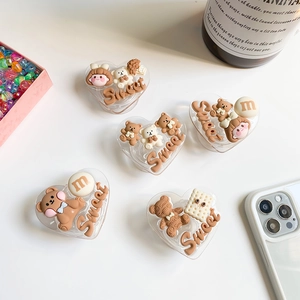 Vue détaillée de supports de téléphone en cœur avec oursons 3D et motifs de lettres