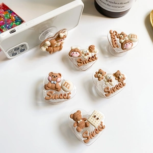 Détail de supports de téléphone en cœur avec motifs 3D d'ours, biscuits et bonbons