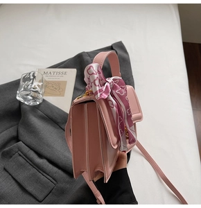 Detailansicht der rosafarbenen Handtasche aus PU-Leder mit Plisseeseiten und Seidentuch
