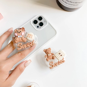 Détail du support de téléphone ours avec lettres en résine 3D et base transparente