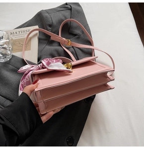 Detailansicht der rosa Ledertasche mit Mehrfachfächern und goldenem Metallschloss