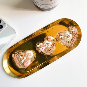 Détail de supports de téléphone en résine en forme de cœur avec ours 3D et texte Sweet