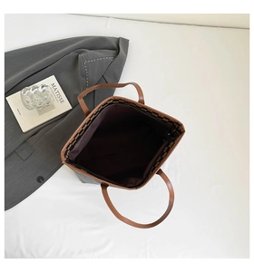 Dettaglio della grande borsa tote marrone con bordo a scacchi e interno spazioso