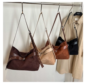 Détail de sacs à bandoulière en daim minimalistes en quatre couleurs avec boucles de sangle