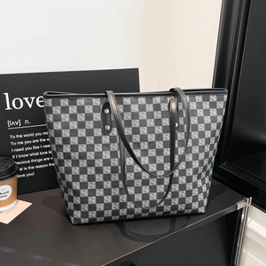 Grande borsa tote nera con motivo a scacchi, texture monogram e spalline in pelle