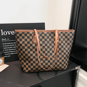 Elegante borsa tote a scacchi caffè e nero con spalline in pelle marrone