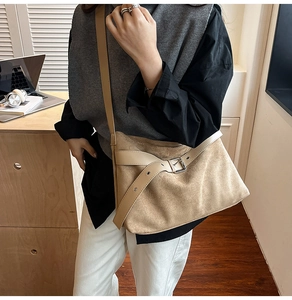 Détail du sac bandoulière en daim beige avec boucle décorative et fine bandoulière