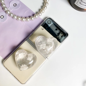 Details von herzförmigem Glitzer-Handygriff mit Wolkendekor auf transparenter Hülle