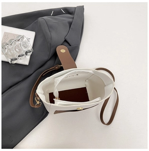Dettaglio dei comparti interni e della chiusura magnetica di una borsa a secchiello
