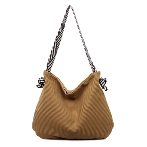 Borsa tote minimalista in velluto a coste kaki con tracolla a righe bianche e nere