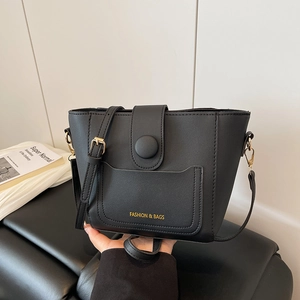 Borsa a secchiello minimalista in pelle nera con finiture dorate per uso quotidiano