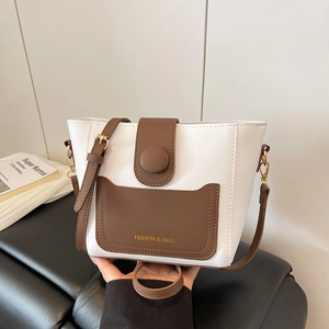 Borsa a secchiello chic crema e marrone con tracolla regolabile e dettaglio tasca