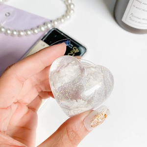 Herzförmiger, klarer Handy-Grip aus Harz mit Wolken und bunten Glitzerflocken