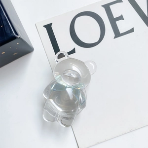 Détail d'un support de téléphone ours transparent avec un nœud papillon bleu clair