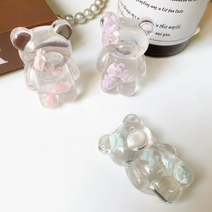 Détail de trois ours mignons en résine transparente avec garnissage coloré pour supports