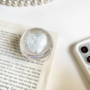 Support de téléphone minimaliste en forme de cœur transparent avec texture nuage blanc