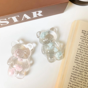 Support de téléphone ours transparent avec pompons colorés dans un décor de style de vie