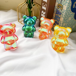 Détail de quatre supports de téléphone ours mignons avec finition dégradée et irisée