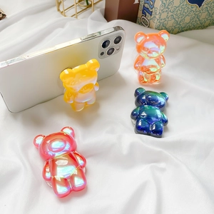 Détail du support de téléphone ours irisé montrant le fini multicolore et la texture