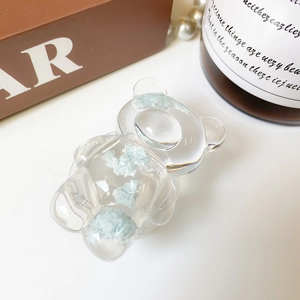 Détail de l'anneau de support de téléphone ours transparent avec peluche bleue à l'intérieur