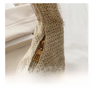 Gros plan détaillé de la fermeture éclair en métal doré sur le sac tissé beige