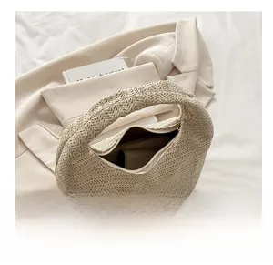 Vue de dessus de l'intérieur du sac hobo tissé montrant sa grande capacité et son zip