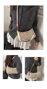 Borsa a mezzaluna beige con stampa M mostrata in vari stili a tracolla e sottospalla