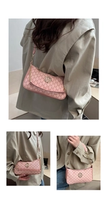 Dettagli della borsa a mezzaluna rosa con stampa monogramma e tracolla a catena oro