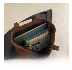 Vista interna dettagliata che mostra la grande capacità della borsa shopper intrecciata