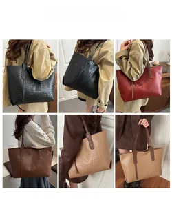 Dettagli di grandi borse shopper intrecciate con spalline in quattro colori