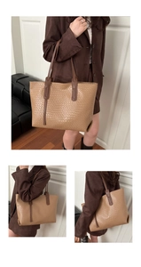 Dettaglio della grande borsa tote marrone con stampa coccodrillo e texture in ecopelle