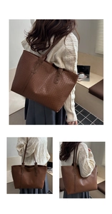 Borsa tote marrone intrecciata portata a spalla con un outfit da lavoro minimalista