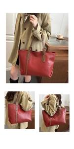Dettaglio della trama intrecciata della borsa tote rosso scuro con manici marroni