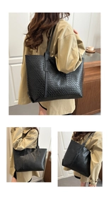 Dettaglio della trama intrecciata e della morbida pelle PU su questa borsa nera