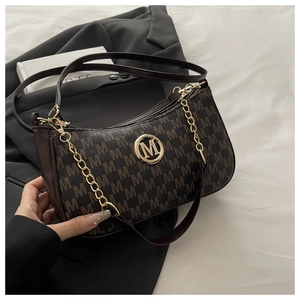 Dettaglio borsa a mezzaluna monogramma marrone con logo M dorato e tracolla in pelle