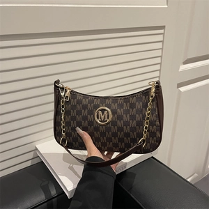 Borsa a mezzaluna marrone con monogramma, logo dorato e catena metallica elegante