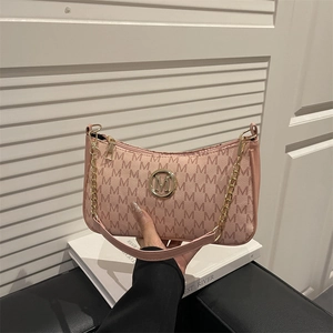 Borsa sottobraccio rosa con stampa monogramma e fibbia metallica a M dorata