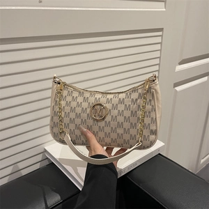 Borsa a mezzaluna monogram con stampa beige e fibbia con logo M dorata elegante