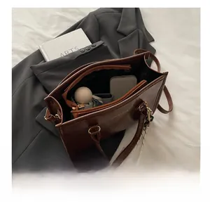 Vue de dessus d'un grand sac cabas en cuir marron avec poche intérieure et grande capacité