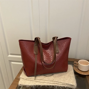 Borsa tote rosso scuro con trama intrecciata e manici in pelle marrone su sciarpa