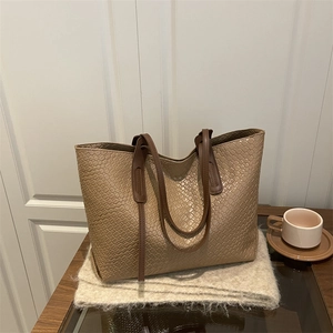 Borsa tote beige minimalista con manici marroni in un ambiente accogliente da ufficio